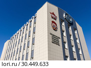 Город Тула. Тульский  "Туламашзавод" на фоне голубого неба (2019 год). Редакционное фото, фотограф Игорь Низов / Фотобанк Лори