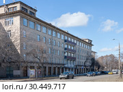 Вид на гостиницу "Останкино" со стороны Ботанической улицы. Москва, район Марфино, Ботаническая улица, 29, корпус 1 (2019 год). Редакционное фото, фотограф Наталья Николаева / Фотобанк Лори