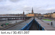 Поезда метро на  метромосту Gamla Stan Tunnelbanabron мартовским днем. Стокгольм, Швеция (2019 год). Редакционное видео, видеограф Виктор Карасев / Фотобанк Лори