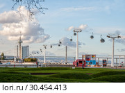 Telecabine Lisboa at Parque das Nacoes (Park of Nations) in Lisbon. The cable car against the Vasco da Gama bridge on the Tagus river (2012 год). Редакционное фото, фотограф Юлия Бабкина / Фотобанк Лори