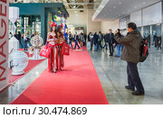Москва, 2 апреля 2019 года. Выставочный комплекс "Крокус Экспо". Элегантные девушки встречают посетителей Mosbuild 2019 в павильоне № 3. Редакционное фото, фотограф Светлана Васильева / Фотобанк Лори
