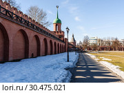 Город Тула. Пешеходная аллея с видом на Проездную башню Тульского кремля весной солнечным днём (2019 год). Редакционное фото, фотограф Игорь Низов / Фотобанк Лори