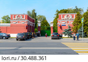 Пропилеи Новодевичьего кладбища. Москва (2018 год). Редакционное фото, фотограф Александр Щепин / Фотобанк Лори