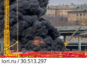 Пожар в центре Челябинска. Горит строительная площадка объектов ШОС и БРИКС. 08.04.2019. Стоковое фото, фотограф Евгений Бобков / Фотобанк Лори