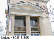 The old Soviet multystoried building with balconies and columns of Parthenon, Krasnooktyabrsky district, Volgograd (2019 год). Редакционное фото, фотограф Владимир Арсентьев / Фотобанк Лори