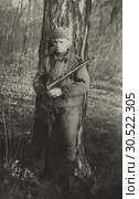 Солдат с трофейным автоматом. Стоковое фото, фотограф Retro / Фотобанк Лори