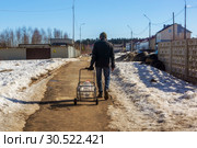 Весенним утром горожанин идет на родник за чистой питьевой водой с канистрами (2019 год). Стоковое фото, фотограф Sergei Gorin / Фотобанк Лори
