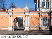 Ворота у Южного (Семинарского) корпуса. Александро-Невская Лавра. Санкт-Петербург (2019 год). Редакционное фото, фотограф Сергей Афанасьев / Фотобанк Лори
