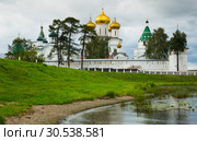 Male Ipatievsky Monastery at cloudy day in Kostroma, Russia (2016 год). Стоковое фото, фотограф Яков Филимонов / Фотобанк Лори