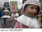 Участники шествие в честь Дня космонавтики 12 апреля 2019 и начала фестиваля "Пора в космос"  по центральной аллее ВДНХ в городе Москве, Россия. Редакционное фото, фотограф Николай Винокуров / Фотобанк Лори