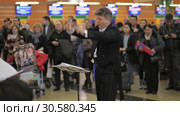 People giving applause to the choir performing at Sheremetyevo Airport, Moscow (2017 год). Редакционное видео, видеограф Данил Руденко / Фотобанк Лори