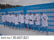Группа мужчин в белых пуховиках (2019 год). Редакционное фото, фотограф Светлана Грызлова / Фотобанк Лори