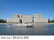 Здания Министерства обороны Российской Федерации на Фрунзенской набережной и проплывающий прогулочный теплоход. Москва, Россия (2018 год). Стоковое фото, фотограф Елена Коромыслова / Фотобанк Лори