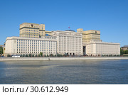 Здание Министерства обороны Российской Федерации на Фрунзенской набережной в Москве, Россия (2018 год). Стоковое фото, фотограф Елена Коромыслова / Фотобанк Лори
