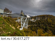 Подвесной пешеходный мост "Скайбридж" (SkyBridge) через Ахштырское ущелье в "Скайпарк" (Skypark), Сочи (2018 год). Редакционное фото, фотограф Ольга Сейфутдинова / Фотобанк Лори