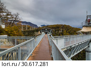 Подвесной пешеходный мост "Скайбридж" (SkyBridge) через Ахштырское ущелье в "Скайпарк" (Skypark), Сочи (2018 год). Редакционное фото, фотограф Ольга Сейфутдинова / Фотобанк Лори