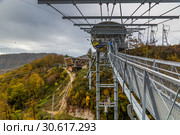 Подвесной пешеходный мост "Скайбридж" (SkyBridge) через Ахштырское ущелье в "Скайпарк" (Skypark), Сочи (2018 год). Редакционное фото, фотограф Ольга Сейфутдинова / Фотобанк Лори