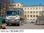 Машина с мусорным контейнером. Санкт-Петербург (2019 год). Редакционное фото, фотограф Александр Щепин / Фотобанк Лори