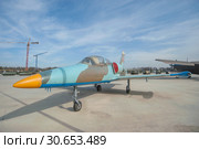 Чехословацкий учебно-тренировочный самолёт Аэро Л-39 «Альбатрос» (Aero L-39 Albatros) на стоянке в парке Патриот, вид слева-спереди (2016 год). Редакционное фото, фотограф Малышев Андрей / Фотобанк Лори
