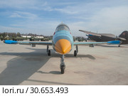 Чехословацкий учебно-тренировочный самолёт Аэро Л-39 «Альбатрос» (Aero L-39 Albatros) в парке Патриот, вид спереди (2016 год). Редакционное фото, фотограф Малышев Андрей / Фотобанк Лори