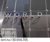 Low angle view of extrior wall, One World Trade Center, Lower Manhattan, New York City, New York State, USA. Стоковое фото, фотограф Keith Levit / Ingram Publishing / Фотобанк Лори