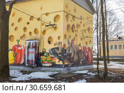 Забавное граффити на трансформаторной будке, Гатчина (2019 год). Редакционное фото, фотограф Юлия Бабкина / Фотобанк Лори