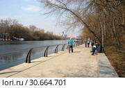 Люди гуляют по благоустроенной набережной Москвы-реки. Филевский парк, город Москва (2019 год). Редакционное фото, фотограф Щеголева Ольга / Фотобанк Лори