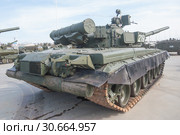 Советский основной газотурбинный танк Т-80Б в экспозиции парка "Патриот" в Московской области, вид справа-сзади (2016 год). Редакционное фото, фотограф Малышев Андрей / Фотобанк Лори