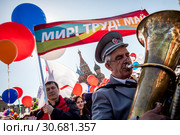 Участники первомайской демонстрации профсоюзов, посвященной Дню международной солидарности трудящихся и празднику Весны и Труда, на Красной площади в городе Москве, Россия, 1 мая 2019. Редакционное фото, фотограф Николай Винокуров / Фотобанк Лори