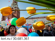 Участники первомайской демонстрации профсоюзов, посвященного Дню международной солидарности трудящихся и празднику Весны и Труда, на Красной площади в городе Москве, Россия, 1 мая 2019. Редакционное фото, фотограф Николай Винокуров / Фотобанк Лори
