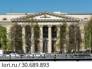 Москва, здание Московского автомобильно-дорожного государственного технического университета (МАДИ) (2019 год). Редакционное фото, фотограф Alexei Tavix / Фотобанк Лори