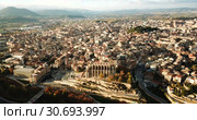 Aerial view of Manresa town with Basilica de Santa Maria, Catalonia, Spain (2018 год). Стоковое видео, видеограф Яков Филимонов / Фотобанк Лори