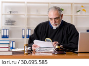 Aged lawyer working in the courthouse. Стоковое фото, фотограф Elnur / Фотобанк Лори