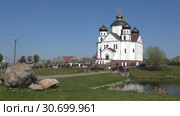 Вид на Спасо-Преображенскую церковь солнечным апрельским днем. Сморгонь, Белоруссия (2019 год). Стоковое видео, видеограф Виктор Карасев / Фотобанк Лори