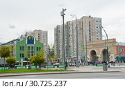 Метро Добрынинская. Люсиновская улица. Весенний день. Москва. Россия (2019 год). Редакционное фото, фотограф E. O. / Фотобанк Лори