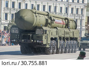 Новый российский подвижный грунтовый ракетный комплекс (ПГРК) РС-24 "Ярс" 15П155М едет после парада в честь Дня Победы в Москве по Новому Арбату, вид спереди (2018 год). Редакционное фото, фотограф Малышев Андрей / Фотобанк Лори