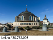 Город Тула. Военная техника возле музея оружия солнечным днём (2019 год). Редакционное фото, фотограф Игорь Низов / Фотобанк Лори