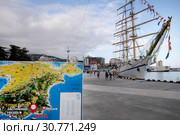 Карта Крыма с туристическими достопримечательностями, установлена на набережной имени Ленина в центре города Ялта. На заднем плане учебный трехмачтовый фрегат "Херсонес" (2019 год). Редакционное фото, фотограф Николай Винокуров / Фотобанк Лори