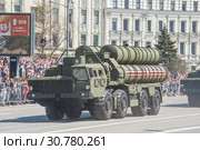 Новая российская транспортно-пусковая установка 5П85СМ2-01 из состава ЗРС С-400 «Триумф» (SA-21 Growler) на шасси МАЗ-543М движется по Арбату в Москве после парада в честь Дня Победы, вид сбоку (2018 год). Редакционное фото, фотограф Малышев Андрей / Фотобанк Лори