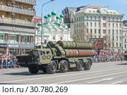 Новая российская транспортно-пусковая установка 5П85СМ2-01 из состава ЗРС С-400 «Триумф» (SA-21 Growler) на шасси МАЗ-543М едет по Новому Арбату в Москве после парада в честь Дня Победы, вид сбоку (2018 год). Редакционное фото, фотограф Малышев Андрей / Фотобанк Лори