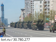 Новый транспортно-пусковая установка 5П85СМ2-01 из состава ЗРС С-400 «Триумф» (SA-21 Growler) на шасси МАЗ-543М после парада в честь Дня Победы движется по Новому Арбату в Москве, вид сзади (2018 год). Редакционное фото, фотограф Малышев Андрей / Фотобанк Лори