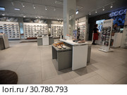 Интерьер обувного магазина "ЭССО" (2019 год). Редакционное фото, фотограф Дмитрий Неумоин / Фотобанк Лори