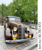 Владивосток, ул. Фокина, 1"а". Выставка американских ретро-автомобилей. Dodge SIX 1936 года выпуска (2019 год). Редакционное фото, фотограф Овчинникова Ирина / Фотобанк Лори