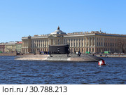 Российская дизель-электрическая подводная лодка Б-271 «Колпино» проекта 636.3 «Варшавянка» среди реки Нева на фоне академии художеств. Город Санкт-Петербург (2017 год). Редакционное фото, фотограф Григорий Писоцкий / Фотобанк Лори