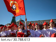 Октябрята готовятся стать пионерами на всероссийской торжественной линейке, посвященной Дню пионерии и приему в пионеры на Красной площади города Москвы, Россия (2019 год). Редакционное фото, фотограф Николай Винокуров / Фотобанк Лори