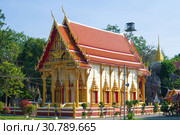 Вихан буддистского храма Wat Bun Tawee (Wat Tumklaeb) крупным планом солнечным днем. Пхетчабури, Таиланд (2018 год). Стоковое фото, фотограф Виктор Карасев / Фотобанк Лори