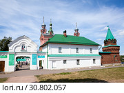 Никольский мужской монастырь. Стены и главный вход. Село Старая Ладога. Ленинградская область (2018 год). Редакционное фото, фотограф Кекяляйнен Андрей / Фотобанк Лори