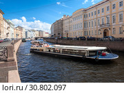 Прогулочные катера на реке Мойка. Санкт-Петербург (2018 год). Редакционное фото, фотограф Кекяляйнен Андрей / Фотобанк Лори