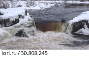 Вид на водопад Воицкий падун пасмурным февральским днем. Карелия, Россия (2019 год). Стоковое видео, видеограф Виктор Карасев / Фотобанк Лори