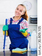 portrait of young woman cleaning. Стоковое фото, фотограф Яков Филимонов / Фотобанк Лори